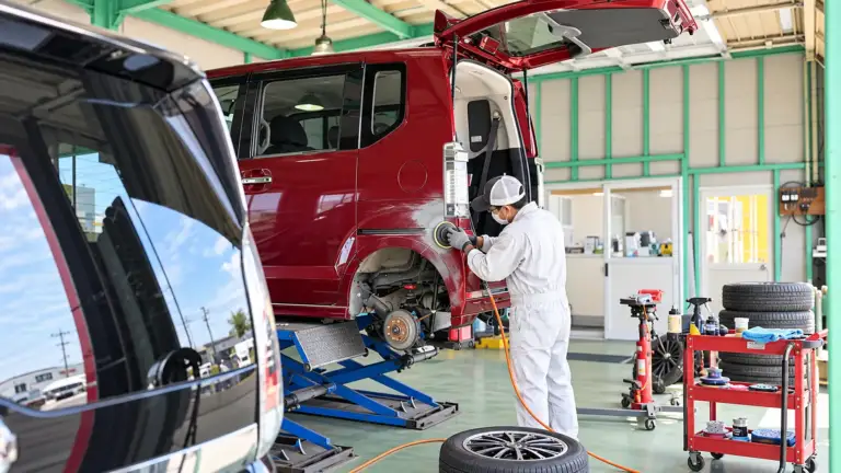 車の傷・すり傷修理の作業風景