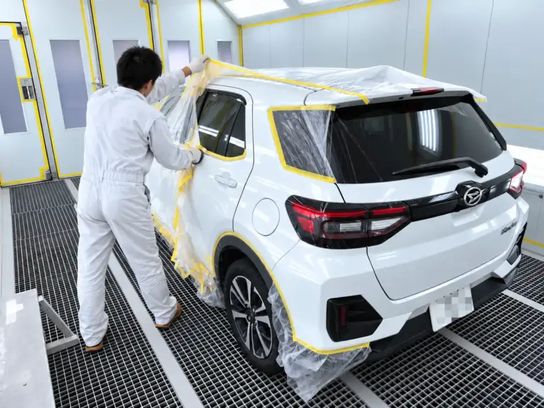 車の鈑金塗装・仕上げ作業